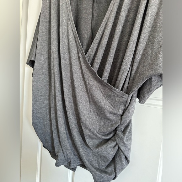 Women’s plus size 24W draped short sleeve top with ruched side details. - Picture 2 of 6